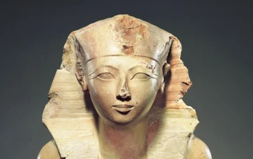 المرأة والسلطة في العمارنة: دراسة مقارنة بين نفرتيتي وحتشبسوت