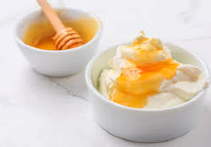 الزبادي والعسل: يكتشف العلم تحالفا حلوا وغير متوقع ضد الالتهاب المزمن في سن اليأس
