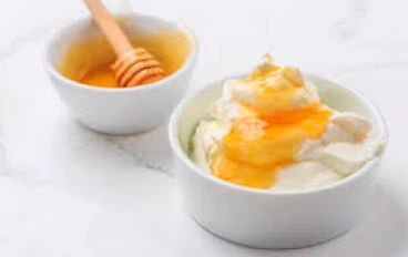 الزبادي والعسل: يكتشف العلم تحالفا حلوا وغير متوقع ضد الالتهاب المزمن في سن اليأس