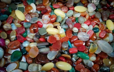 الأحجار الكريمة الأكثر بحثًا: دليلك الشامل إلى أسرار الجمال والقيمة