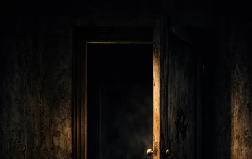 الباب الذي يُفتح وحده