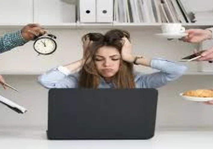 حيل فعالة لعلماء النفس للسيطرة على القلق الاجتماعي والتعرف على أشخاص جدد دون ضغوط