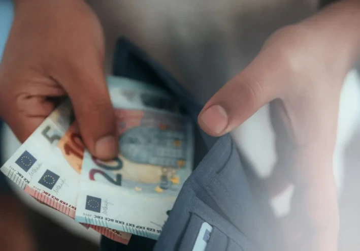 ليه  راتبي بيخلص قبل آخر الشهر؟" — كلنا بنمر بنفس الأحساس..