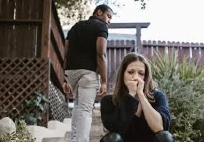 كيف تعمل الآلية التي تجعلك مدمنا عاطفيا على الأشخاص الذين يؤذونك