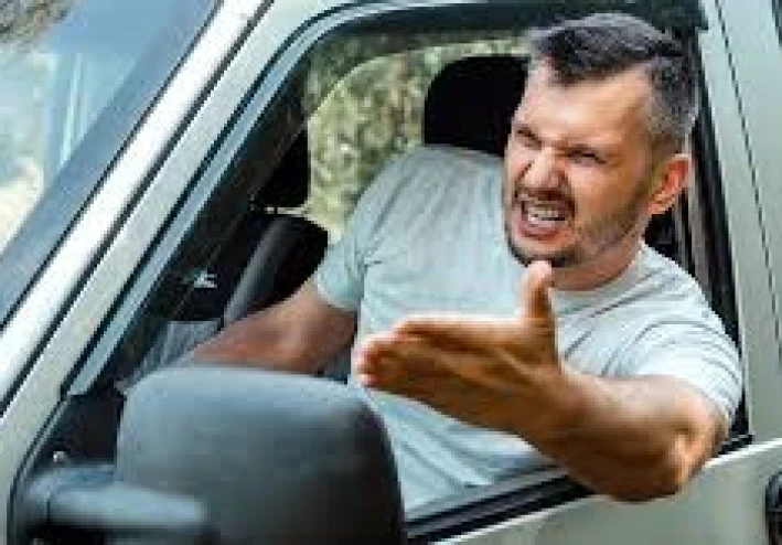 لماذا تصبح عدوانيا عند القيادة: ما تحتاج إلى الانتباه إليه للبقاء هادئا خلف عجلة القيادة