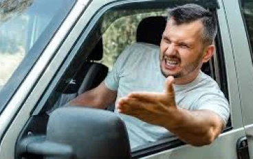 لماذا تصبح عدوانيا عند القيادة: ما تحتاج إلى الانتباه إليه للبقاء هادئا خلف عجلة القيادة