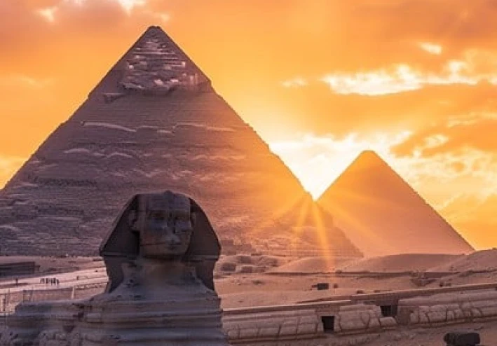 أهرامات الجيزة: العجيبة الوحيدة الباقية من عجائب الدنيا السبع.       .