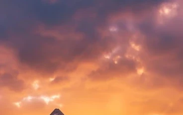 أهرامات الجيزة: العجيبة الوحيدة الباقية من عجائب الدنيا السبع.       .