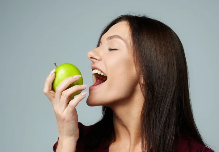 حتى لو كان عضويا وكنت تموت لتغرق أسنانك فيه ، يجب ألا تستخدم الطعام أبدا كمستحضرات تجميل