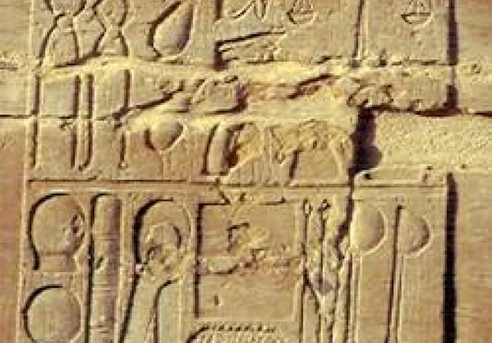 عبقرية التداوي: من الهيروغليفية القديمة إلى النهضة الطبية العربية