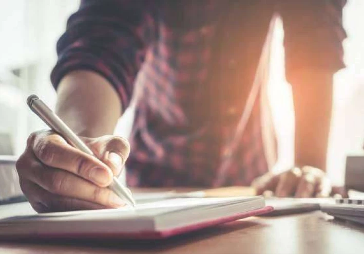 هل يغني الذكاء الاصطناعي عن المدقق اللغوي البشري في 2026؟