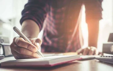 هل يغني الذكاء الاصطناعي عن المدقق اللغوي البشري في 2026؟