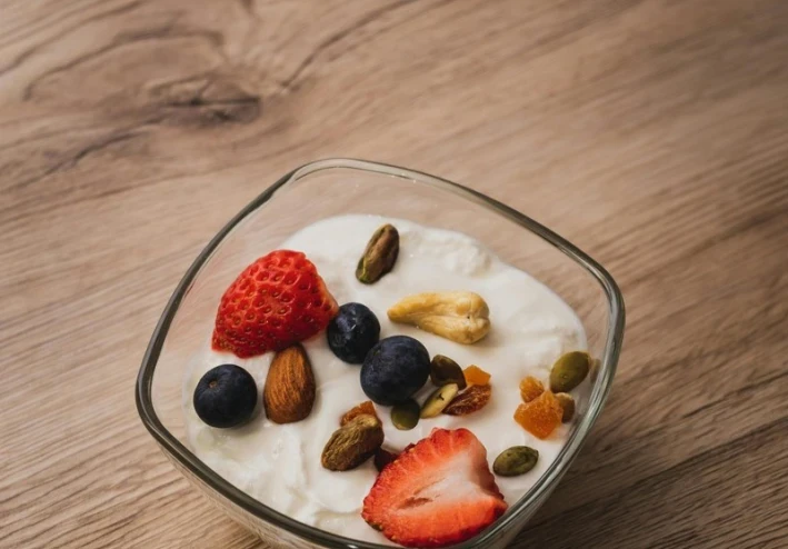 كيمياء السكون: كيف تحول وجبة العشاء إلى "مهندس صيانة" لترميم جسمك أثناء النوم؟