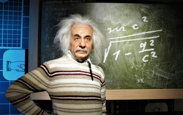 صدى البداية: رحلة علمية من نسبية آينشتاين إلى شرارة الانفجار العظيم