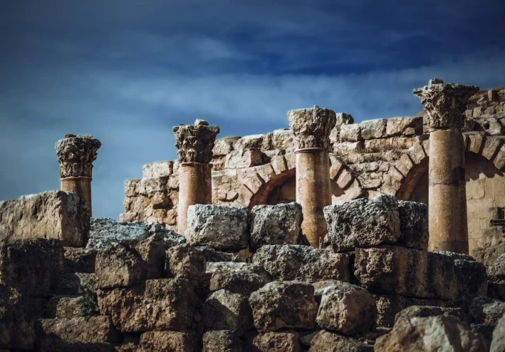 بقاء النوع وفناء الحضارات: الإنسان بين تسارع الزمن والتدبير الإلهي