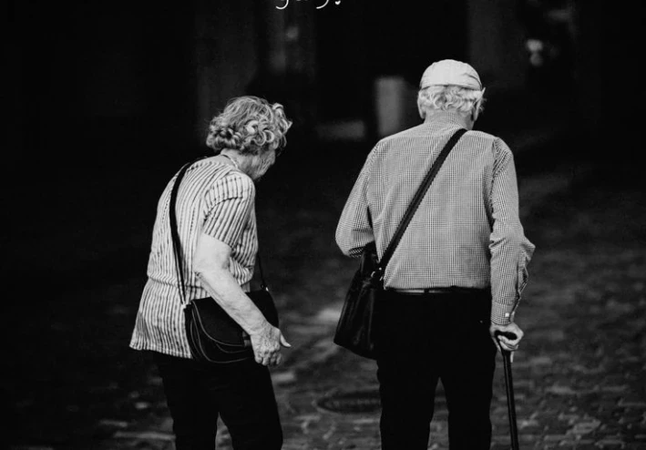 الحب ليس بالعمر ولا الشكل بل بالقلب والروح الطيبه