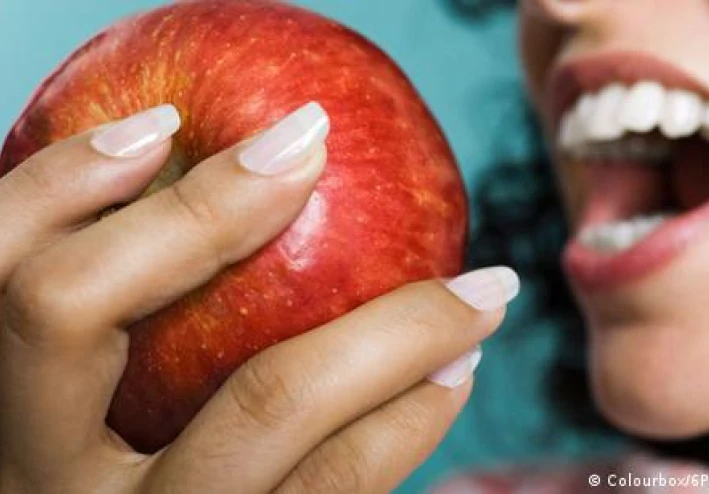 كيف نجعل التفاحة مغرية مثل البيتزا؟ أسرار من علم النفس العصبي لجعل الطعام الصحي أكثر شهية