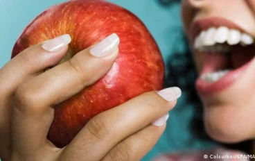 كيف نجعل التفاحة مغرية مثل البيتزا؟ أسرار من علم النفس العصبي لجعل الطعام الصحي أكثر شهية