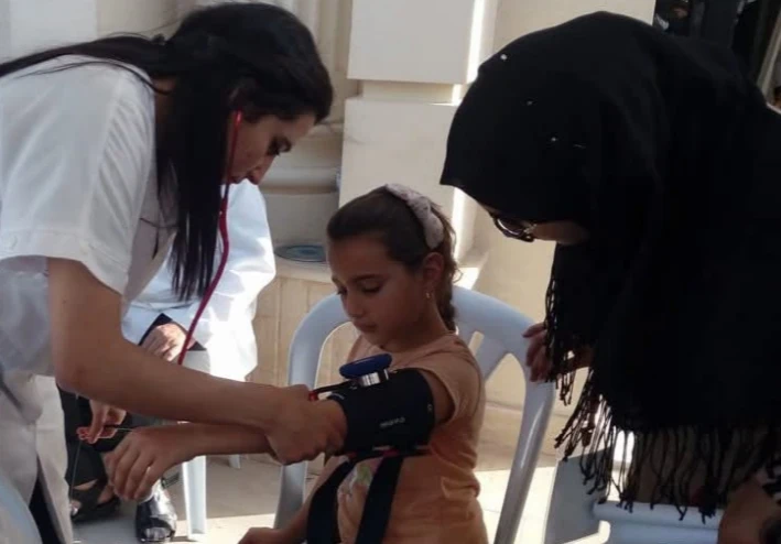 حين اعتصر السوار الأزرق ذراعي الصغيرة: تجربتي الأولى مع ارتفاع ضغط الدم في عمر السابعة