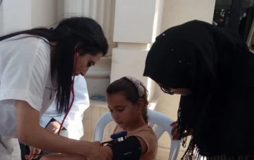 حين اعتصر السوار الأزرق ذراعي الصغيرة: تجربتي الأولى مع ارتفاع ضغط الدم في عمر السابعة