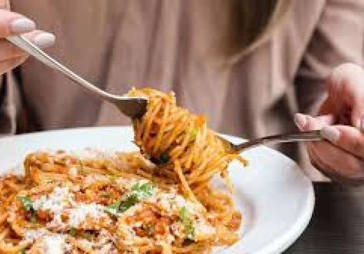 لا ، ليست كل السعرات الحرارية تجعلك سمينا بنفس الطريقة. يتم تخزين بعضها على شكل كيلوغرامات والبعض الآخر ليس كذلك