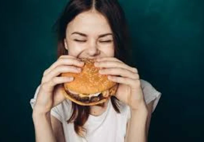 هل عشاء الليلة الماضية تعطيك الكوابيس? هذه هي الأطعمة التي يجب تجنبها