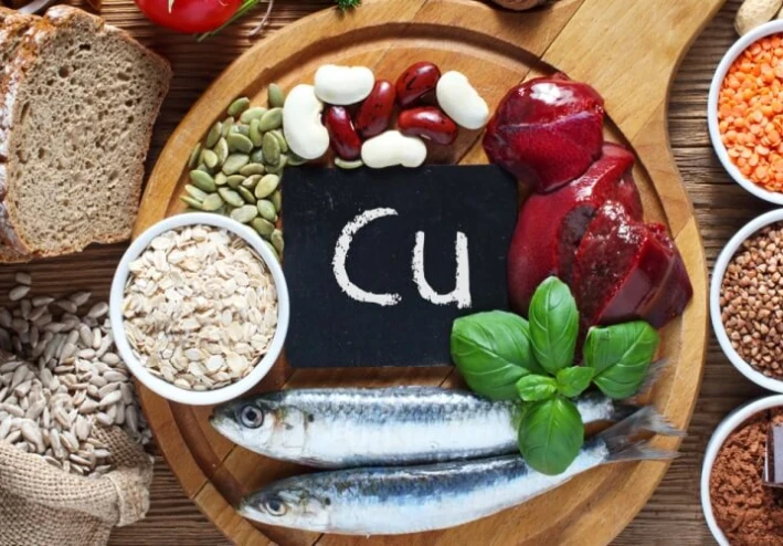 النحاس يتحدى الريتينول: منافس فعال وهادئ للتجاعيد الناضجة