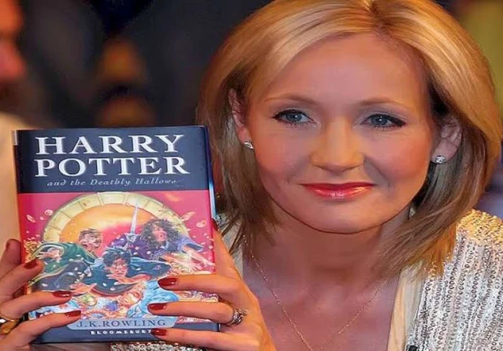 جي كي رولينج: كيف تحولت "الأم العزباء" إلى أول مليارديرة من الكتابة؟