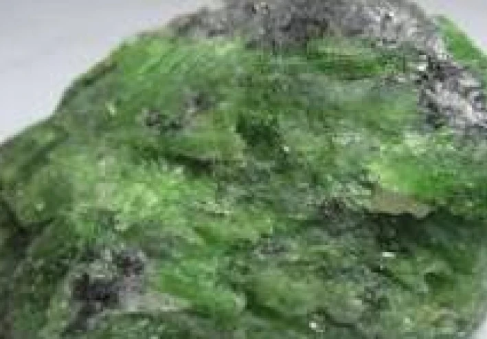 حجر الزبرجد: دليلك الشامل للتعرف على جوهرة اللون الأخضر