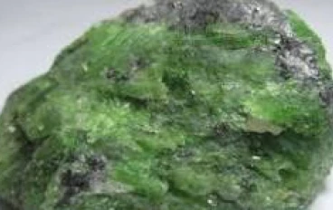 حجر الزبرجد: دليلك الشامل للتعرف على جوهرة اللون الأخضر