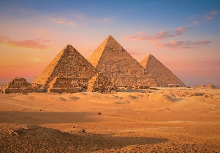 قصة بناء الأهرامات: انظر كيف علّمنا التاريخ قوة الإرادة والعمل