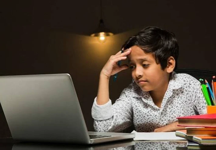 😂 يوميات طالب قبل الامتحان: رحلة البحث عن التركيز المفقود