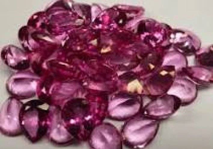 حجر التوباز: خصائصه، أنواعه، فوائده وقيمته في عالم الأحجار الكريمة