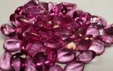 حجر التوباز: خصائصه، أنواعه، فوائده وقيمته في عالم الأحجار الكريمة