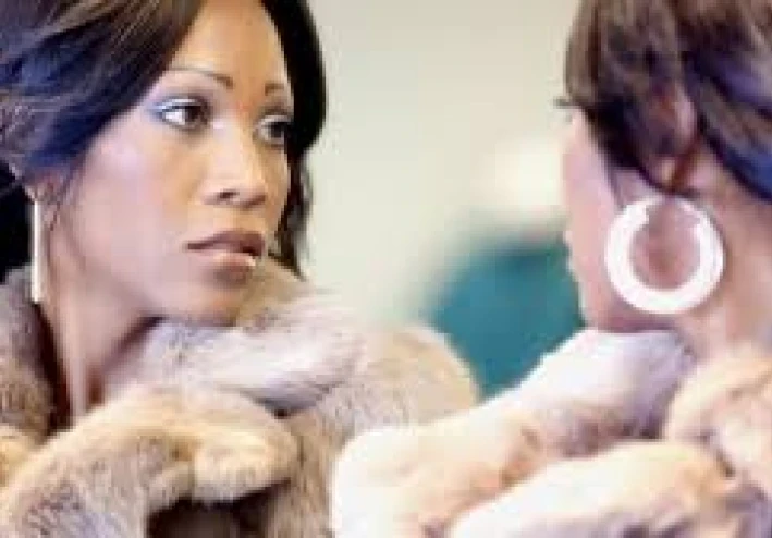 ما هي متلازمة مرآة الرؤية الخلفية التي تتركك بدون احترام الذات