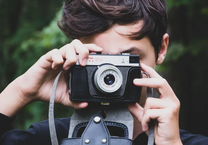 🚀 صناعة المحتوى في 2026: دليلك الشامل لبناء جمهور وتحقيق الربح من الإنترنت