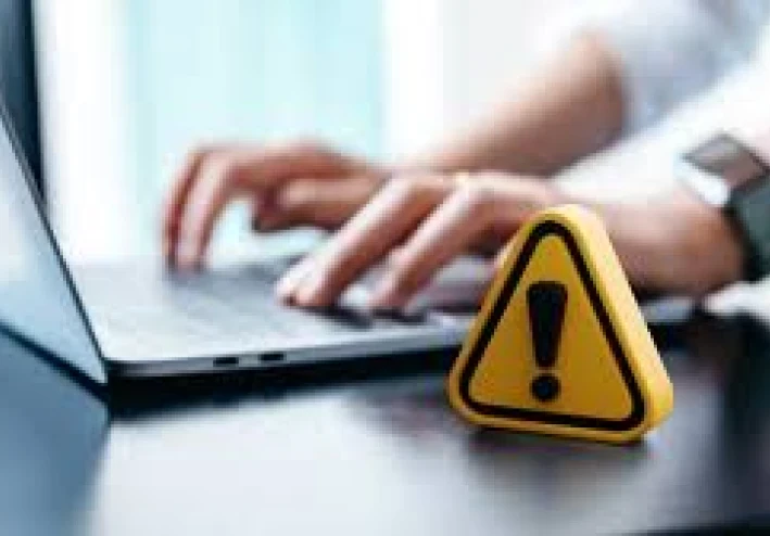 أشباح الشاشات: كيف يسرقونك وأنت تبتسم لهاتفك؟