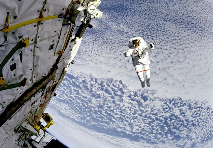 االطاقة الموجّهة في الفضاء كيف يمكن للتقنيات الكهرومغناطيسية التأثير على الأقمار الصناعية دون حطام