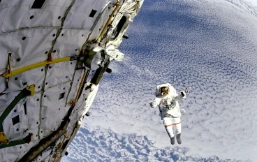 االطاقة الموجّهة في الفضاء كيف يمكن للتقنيات الكهرومغناطيسية التأثير على الأقمار الصناعية دون حطام