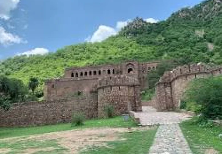 قلعة بهانغار: لغز المدينة الملعونة التي يحرم دخولها ليلاً