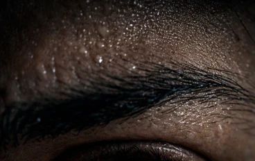 الخيط الأسود الذي كان يتحرك في عين علي… قصة مرعبة حدثت في ليلة واحدة