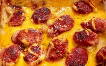 صينية بطاطس بالبشاميل مع السجق والجبنة