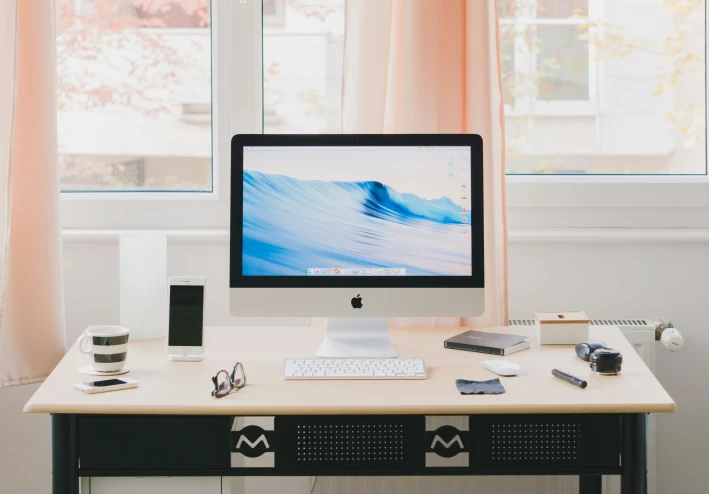 التكنولوجيا بين الزوج والزوجة عندما يتحول الهاتف الذكي إلى جدار صامت داخل البيت