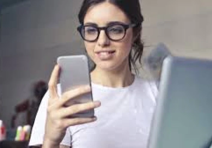 تعلم أن تكون سعيدا بالتكنولوجيا: كيف تعيش في عالم رقمي دون الهوس بالشبكات