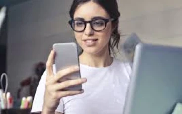 تعلم أن تكون سعيدا بالتكنولوجيا: كيف تعيش في عالم رقمي دون الهوس بالشبكات