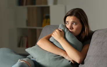 كيف تتعلم أن تثق بالآخرين وتتوقف عن الخوف من التعرض للخيانة