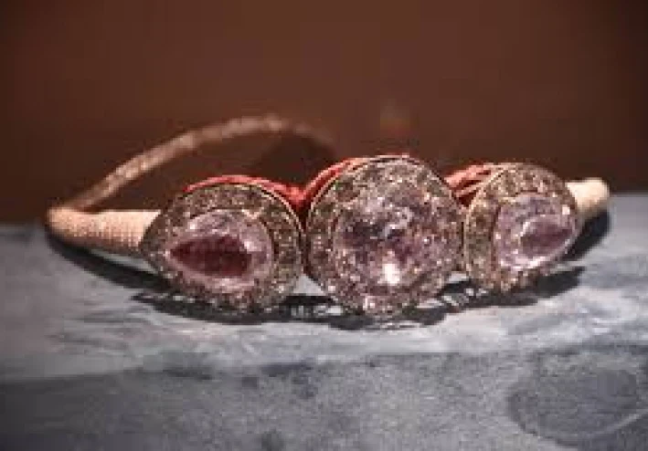 الأحجار الكريمه ونشأتها وتأثيرها على الكون والانسان منذ أن تم اكتشافها وكيف تعامل معها الإنسان