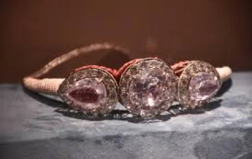 الأحجار الكريمه ونشأتها وتأثيرها على الكون والانسان منذ أن تم اكتشافها وكيف تعامل معها الإنسان