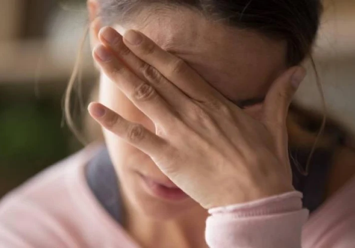 كيفية إدارة الشعور بالذنب: مفاتيح الخبراء للتوقف عن الشعور بالذنب حيال كل شيء