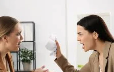 معطف واق من المطر النفسي: استراتيجية لمنع الأشخاص السامين من التأثير على احترامك لذاتك